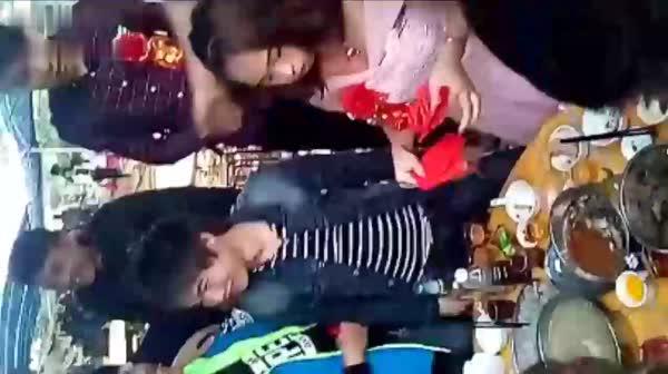 恶俗婚礼整伴娘,一桌色狼给收红包的伴娘灌白酒,等她喝的醉晕晕后把红包塞到她胸罩内,趁机摸一把奶子